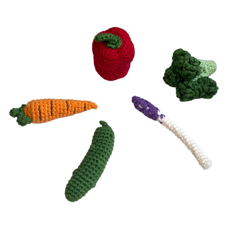 Mini-Gemüse Set aus Bio-Baumwolle mit Karotte, rote Paprika, Brokkoli, Gurke, Spargel  in einem Fairtrade-Netzbeutel. Nachhaltiges Spielzeug zur Förderung der Kreativität bei Kindern.