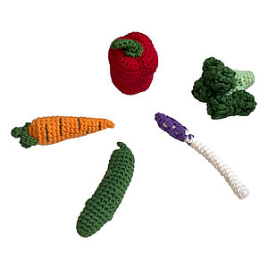 Mini-Gemüse Set aus Bio-Baumwolle mit Karotte, rote Paprika, Brokkoli, Gurke, Spargel  in einem Fairtrade-Netzbeutel. Nachhaltiges Spielzeug zur Förderung der Kreativität bei Kindern.