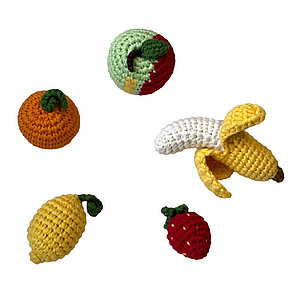 Handgehäkeltes Mini-Obst Set aus Bio-Baumwolle mit Zitrone, Erdbeere, Orange, Apfel und Banane in einem Fairtrade-Netzbeutel. Nachhaltiges Spielzeug für Kinder.